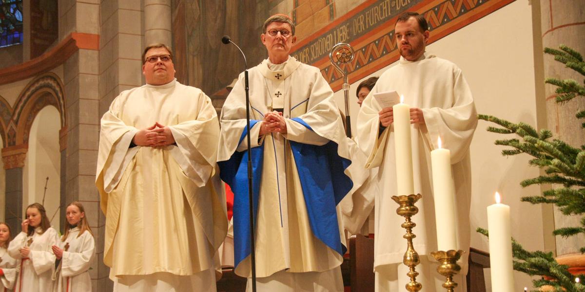 Der Mariendom in Andernach wird 800 Jahre alt. Der Kölner Erzbischof Rainer Maria Kardinal Woelki (Mitte), Pfarrer Stefan Dumont (links) und Diakon Carsten Mayer feierten gemeinsam mit den Gemeindemitgliedern ein Pontifikalamt.