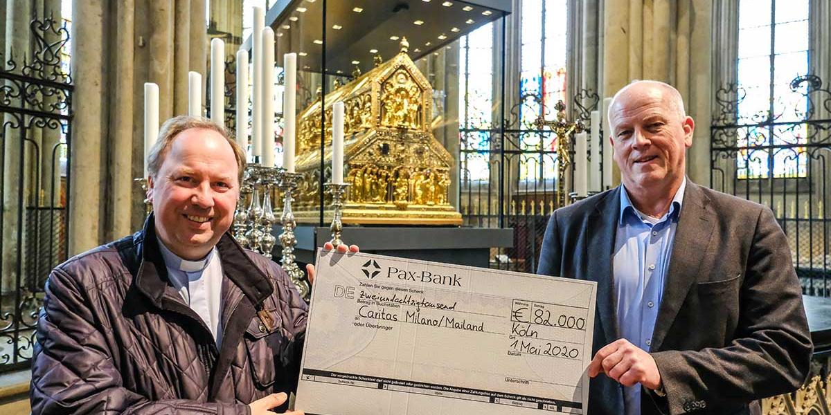Stadtdechant Msgr. Robert Kleine (li.) und Robert Boecker, Chefredakteur der Kirchenzeitung für das Erzbistum Köln,  freuen sich über bislang 82.000 Euro Spenden zur Unterstützung der Caritas in Norditalien in der Corona-Zeit.