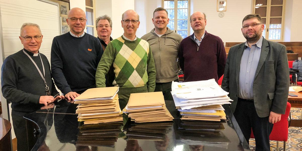 Die Jury-Mitglieder vor dem Öffnen der Umschläge im päpstlichen Institut für Kirchenmusik (v.l.n.r): Msgr. Vincenzo de Gregorio (Rom), Prof. Vaclovas Augustinas (Vilnius), Prof. Dr. Enjott Schneider (München), Dr. Andrea Angelini (Rimini), Eriks Esenvalds (Riga), Stephen Layton (Cambridge) und Prof. Dr. Pawel Lukaszewski (Warschau).