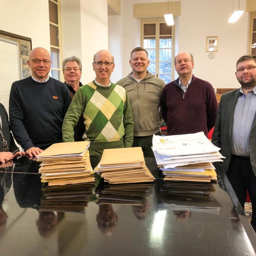 Die Jury-Mitglieder vor dem Öffnen der Umschläge im päpstlichen Institut für Kirchenmusik (v.l.n.r): Msgr. Vincenzo de Gregorio (Rom), Prof. Vaclovas Augustinas (Vilnius), Prof. Dr. Enjott Schneider (München), Dr. Andrea Angelini (Rimini), Eriks Esenvalds (Riga), Stephen Layton (Cambridge) und Prof. Dr. Pawel Lukaszewski (Warschau).