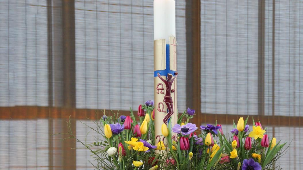 50 Tage Osterzeit – Osterkerze in Frühlingsblumen