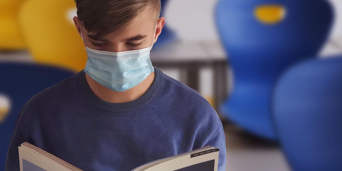In Nordrhein-Westfalen startet am Mittwoch, 12. August 2020, der Unterricht nach den Sommerferien. Die Schülerinnen und Schüler ab der fünften Klasse müssen im Unterricht und auf dem Schulhof einen Mund-Nasen-Schutz tragen.