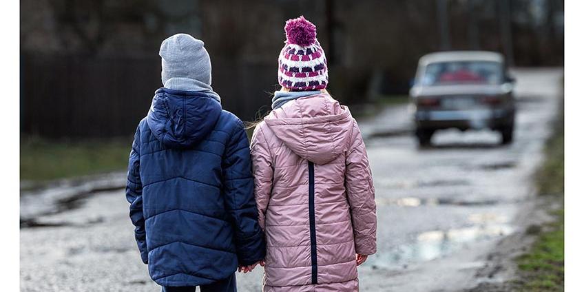 Aktionsplakat Dreikönigssingen 2021 – 'Segen bringen, Segen sein. Kindern Halt geben – in der Ukraine und weltweit' lautet das Motto der 63. Aktion Dreikönigssingen.