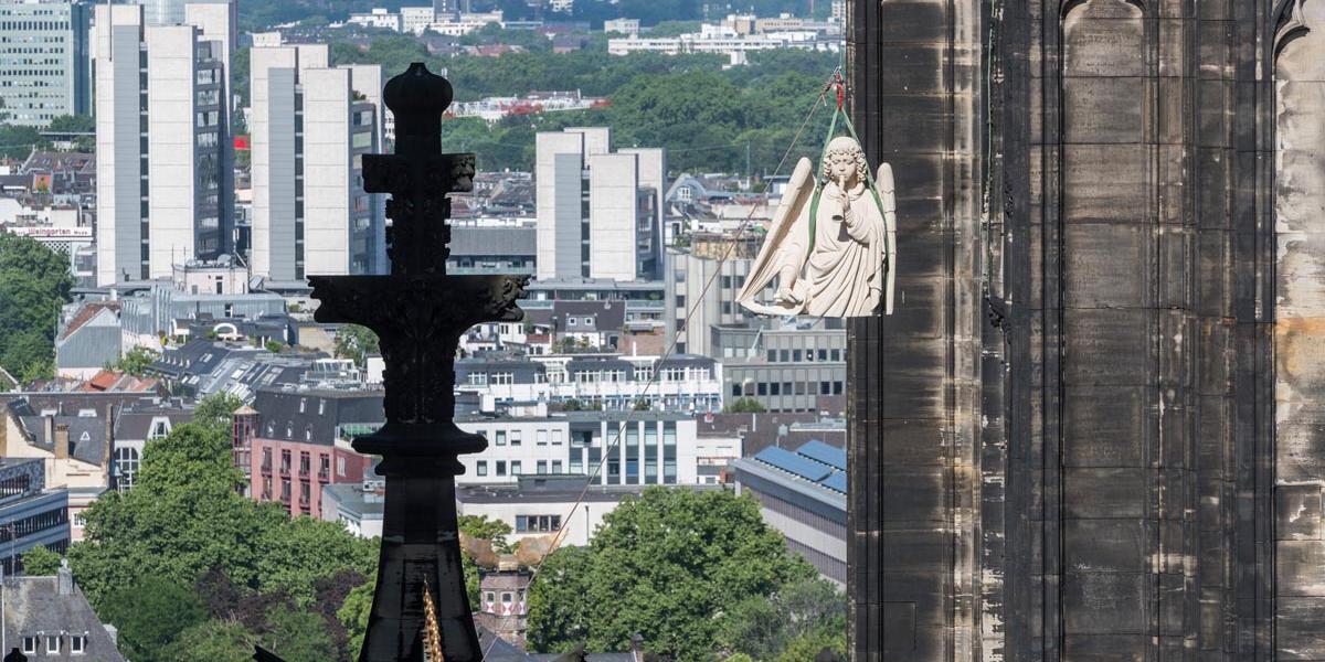 Köln, Dom, Transport des Turmengels mit Schalmei von der Dachwerkstatt auf die obere Ebene des 100-Meter-Gerüstes