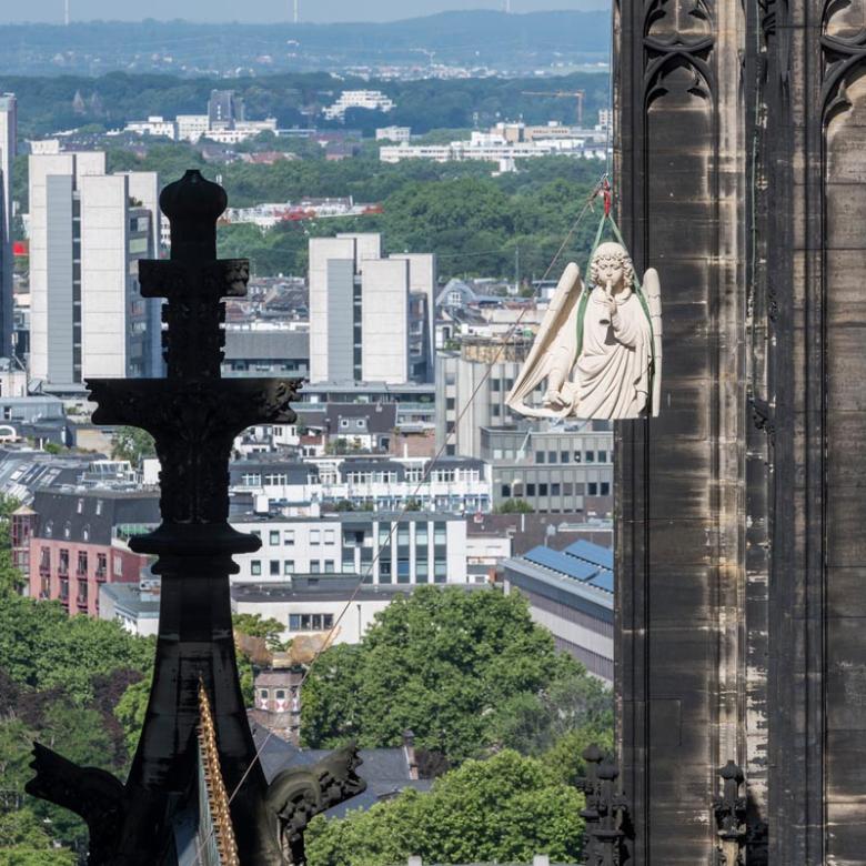 Köln, Dom, Transport des Turmengels mit Schalmei von der Dachwerkstatt auf die obere Ebene des 100-Meter-Gerüstes