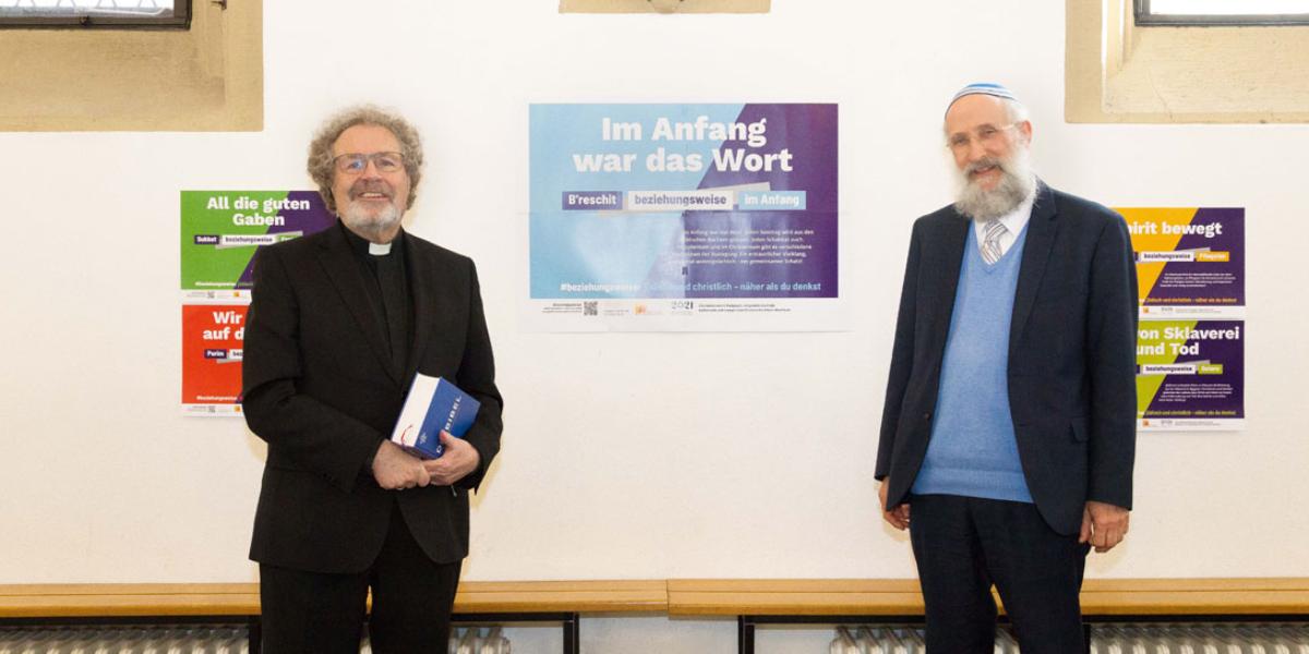 Weihbischof Rolf Steinhäuser und Rabbiner Yechiel Brukner vor den Plakaten