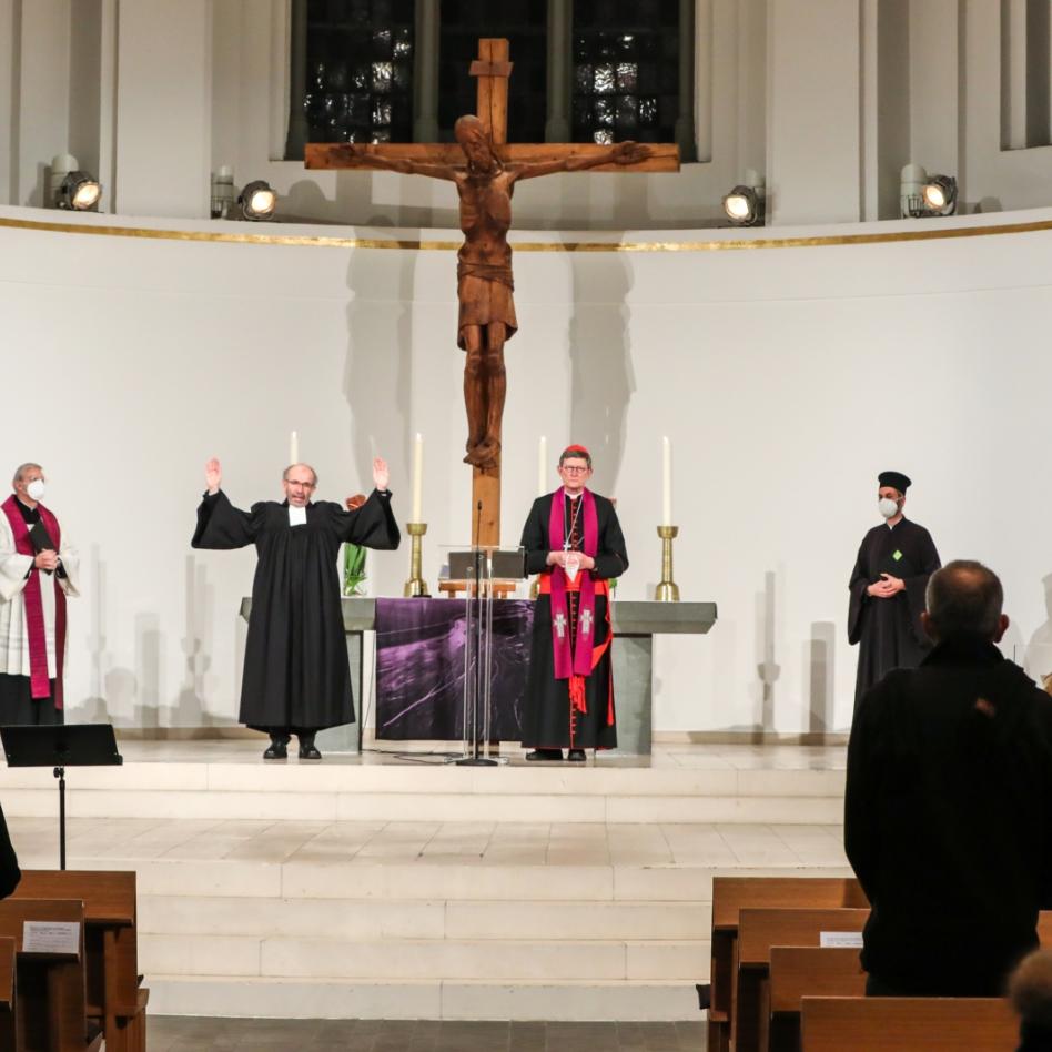 Den Beginn der Fasten- und Passionszeit haben Rainer Maria Kardinal Woelki und der Präses der Evangelischen Kirche in Rheinland, Manfred Rekowski, am 20. Februar 2021 gemeinsam mit einem Gottesdienst eingeläutet. An der traditionellen ökumenischen Passionsandacht in der Düsseldorfer Johanneskirche nahmen auch Stadtdechant Pfarrer Frank Heidkamp, Vertreter der Griechisch-Orthodoxen Kirche sowie der Freikirchen teil.