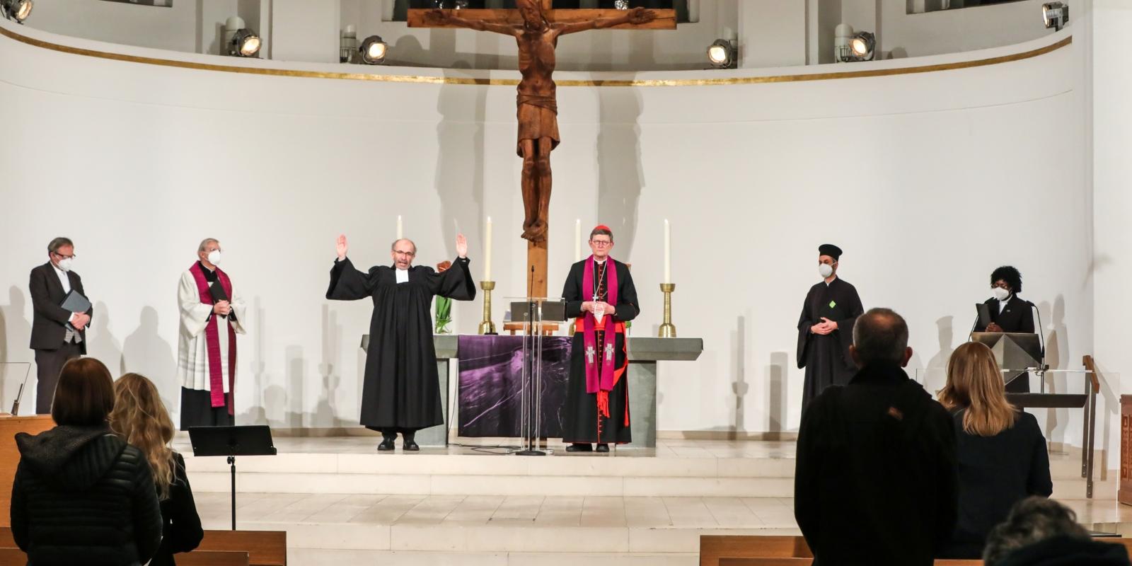 Den Beginn der Fasten- und Passionszeit haben Rainer Maria Kardinal Woelki und der Präses der Evangelischen Kirche in Rheinland, Manfred Rekowski, am 20. Februar 2021 gemeinsam mit einem Gottesdienst eingeläutet. An der traditionellen ökumenischen Passionsandacht in der Düsseldorfer Johanneskirche nahmen auch Stadtdechant Pfarrer Frank Heidkamp, Vertreter der Griechisch-Orthodoxen Kirche sowie der Freikirchen teil.