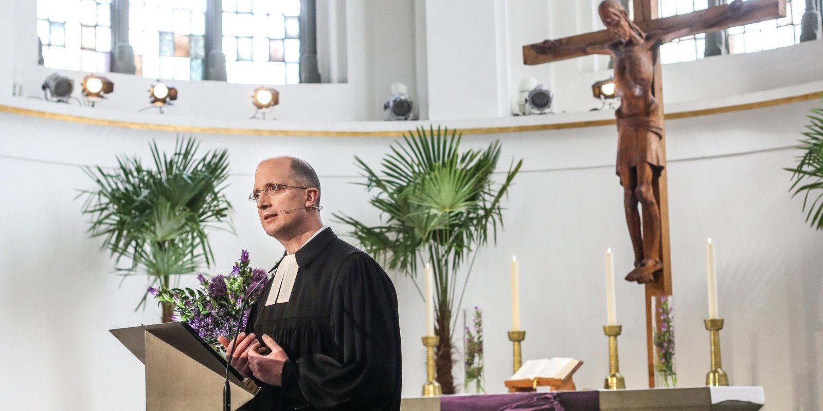 Auf Gute Okumenische Zusammenarbeit Evangelischer Prases Latzel Eingefuhrt Erzbistum Koln