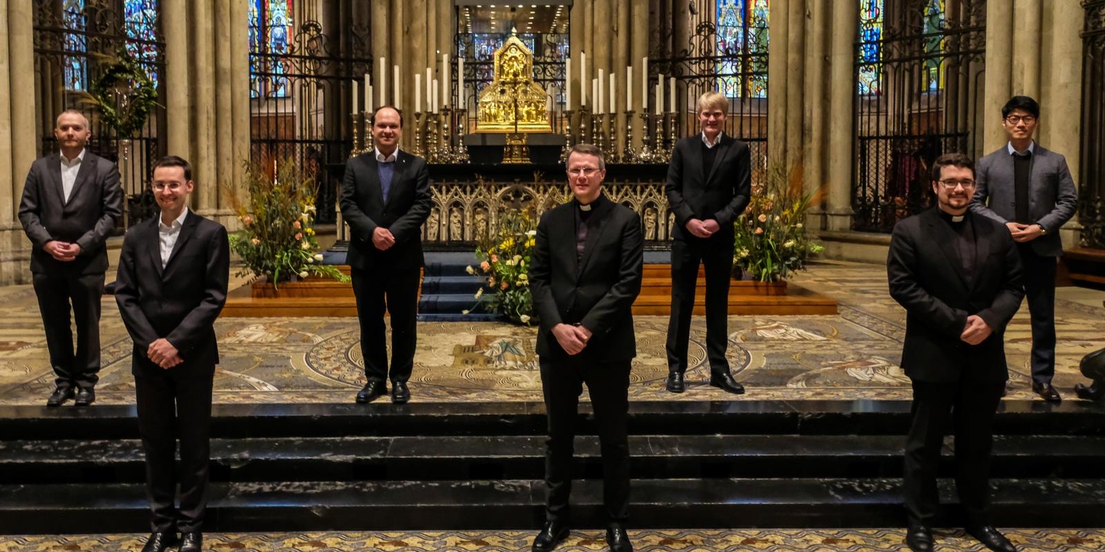 Weihbischof Rolf Steinhäuser wird am Sonntag, dem 2. Mai, vier Seminaristen des Erzbischöflichen Priesterseminars, zwei Seminaristen des Erzbischöflichen missionarischen Priesterseminars Redemptoris Mater Köln sowie einen Seminaristen aus der Diözese Suwon (Südkorea) im Kölner Dom zu Diakonen weihen.