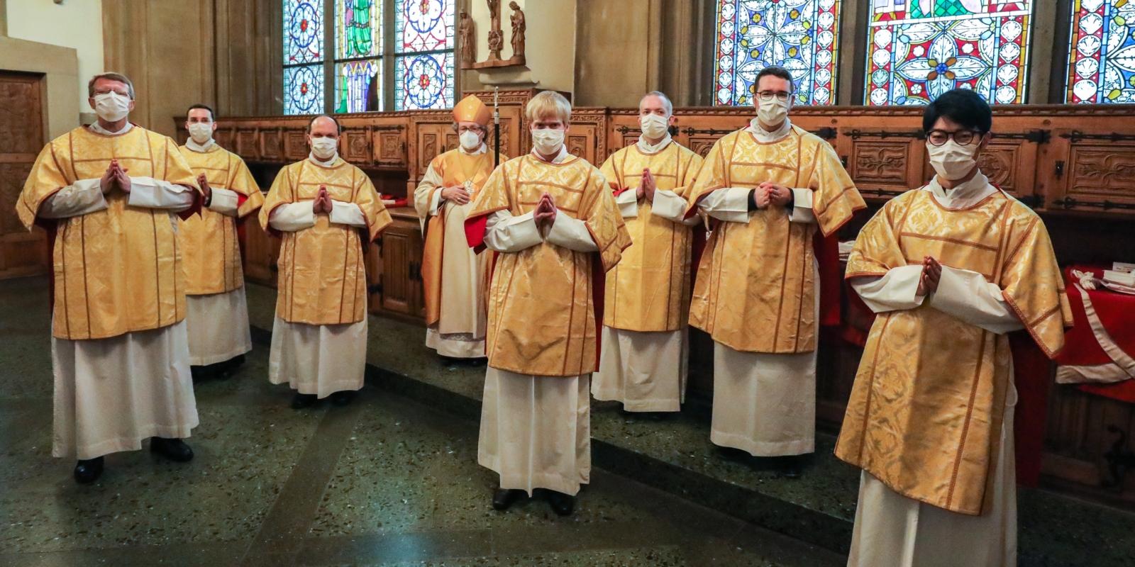 02.05.2021 Durch Weihbischof Rolf Steinhäuser wurden im Kölner Dom Thomas Backsmann, Markus Brandt, Dominik Grässlin, Rafal Jerzy Liebersbach, Jae Hwan Park, Jan Schönthaler und Johannes Schulte-Eickhoff zu Diakonen geweiht.