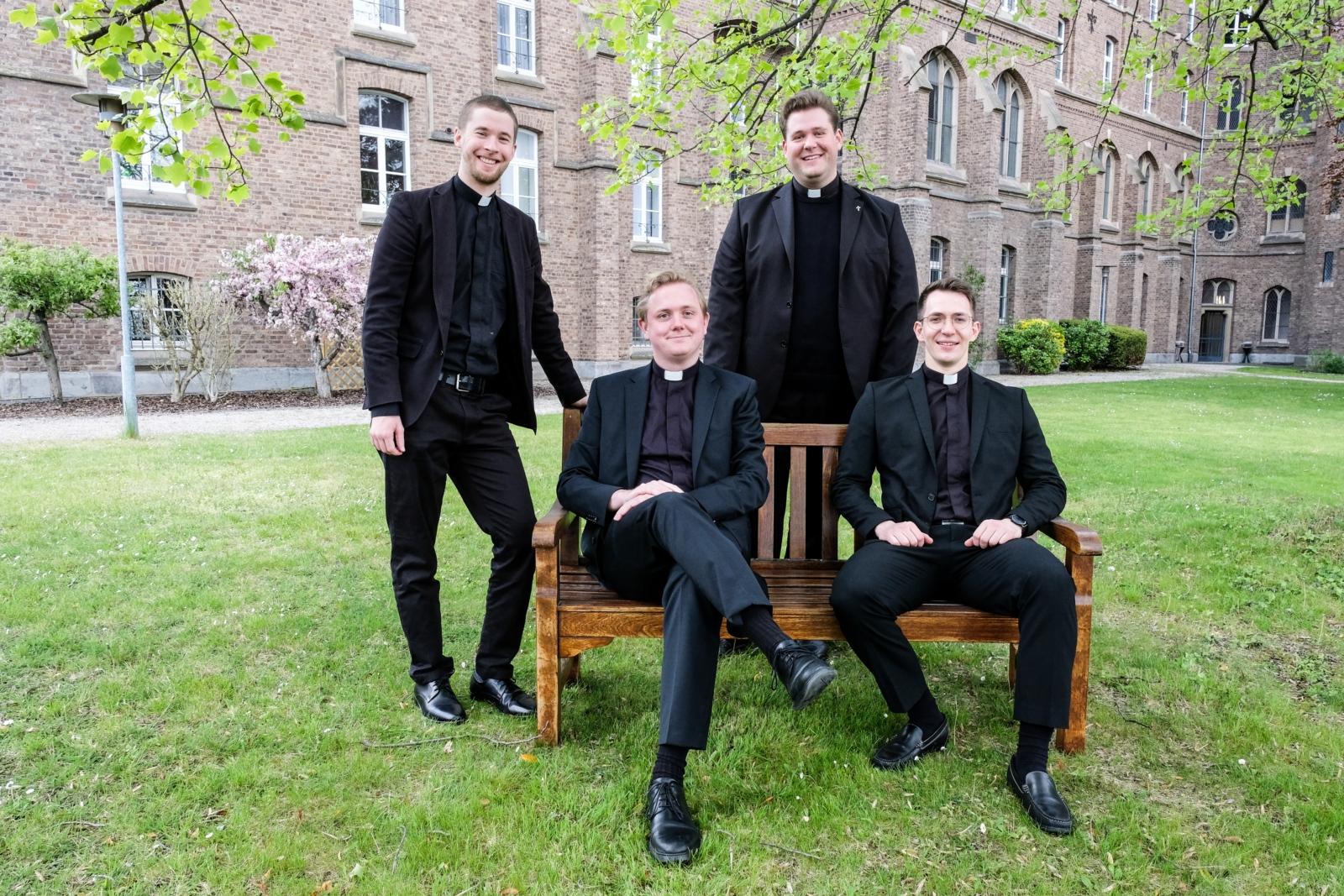 Priesterweihe 2021: Clemens Neuhoff, Georg Wolkersdorfer, Burkhard Schuster, Imanuel Renz (von links nach rechts)