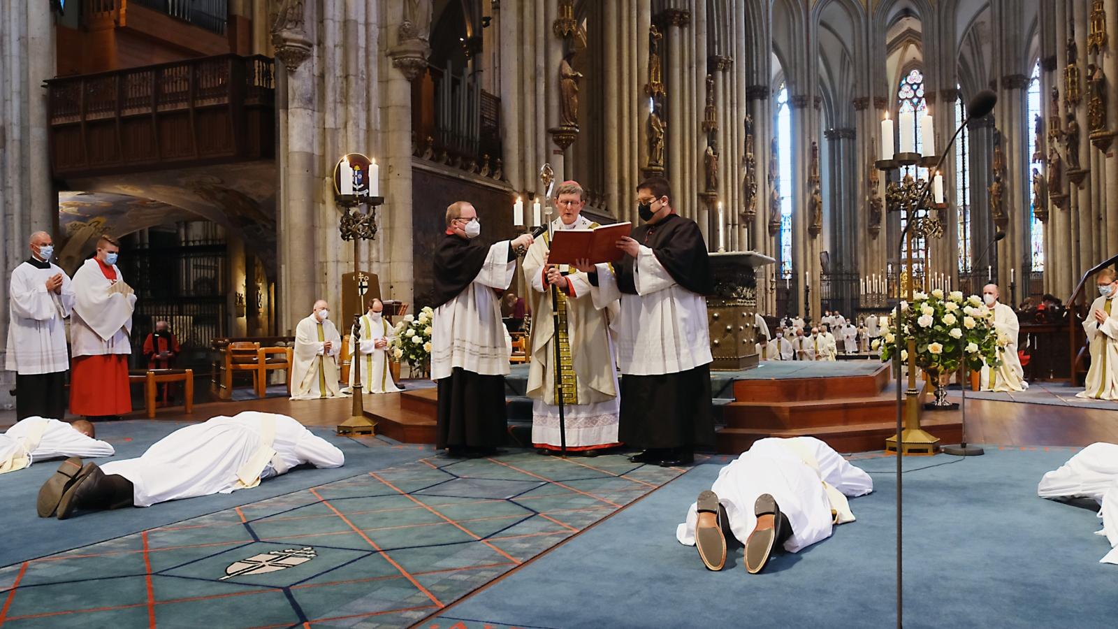 Am Herz-Jesu-Fest am 11. Juni 2021 hat Erzbischof Rainer Maria Kardinal Woelki im Kölner Dom vier Männer zu Priestern geweiht.