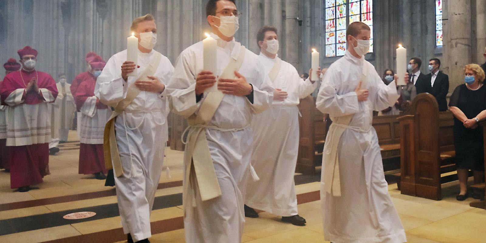 Am Herz-Jesu-Fest am 11. Juni 2021 hat Erzbischof Rainer Maria Kardinal Woelki im Kölner Dom vier Männer zu Priestern geweiht.