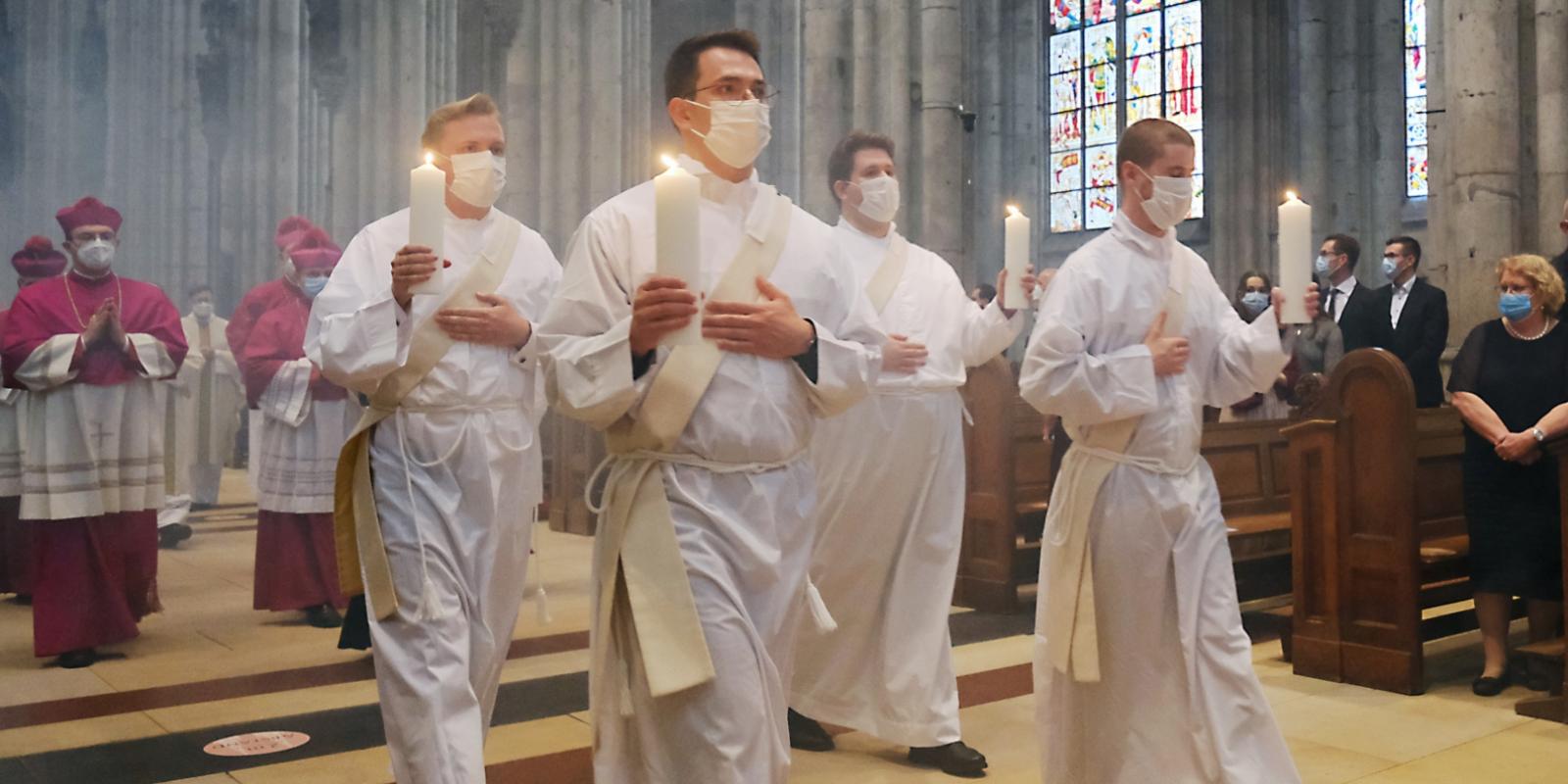 Am Herz-Jesu-Fest am 11. Juni 2021 hat Erzbischof Rainer Maria Kardinal Woelki im Kölner Dom vier Männer zu Priestern geweiht.