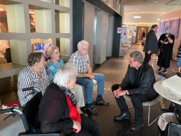30  Bewohner des Caritas-Altenzentrums St Elisabeth in Leverkusen Schlehbusch sind jetzt im Comfort-Hotel in Monheim untergekommen, mussten ganz schnell raus, Hochwasser kam unglaublich schnell, sehr schnelle Hilfe der Menschen aus Monheim und Umgebung, Kleidung, Drogerieartikel. Kardinal, der von Pfarrer Michael Hoßdorf begleitet wurde im Gespräch mit Betroffenen