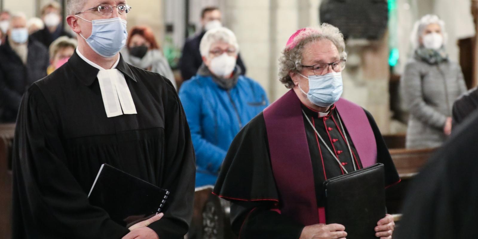 In der Basilika St. Aposteln am Kölner Neumarkt haben die christlichen Kirchen am 27. November 2021 den Auftakt der Adventszeit gefeiert. An dem Gottesdienst, der vom Apostolischen Administrator des Erzbistums Köln, Weihbischof Rolf Steinhäuser, und vom Präses der Evangelischen Kirche im Rheinland, Dr. Thorsten Latzel, geleitet wurde, nahmen auch Vertreterinnen und Vertreter anderer Konfessionen teil.