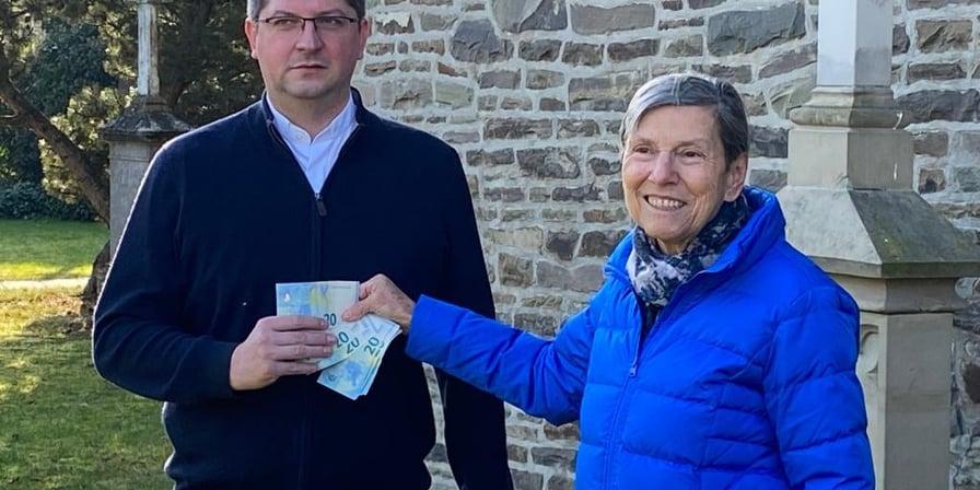 Pater Marek Madej CSMA erhält eine Spende für die Swisttaler Flutopfer erhalten, die von zwei in Buschhoven stattgefundenen Benefizkonzerten zusammenkam. Als Pfarrverweser begleitet Pater Marek Madej CSMA die Menschen in Swisttal in der ersten Advents- und Weihnachtszeit nach der Flut.