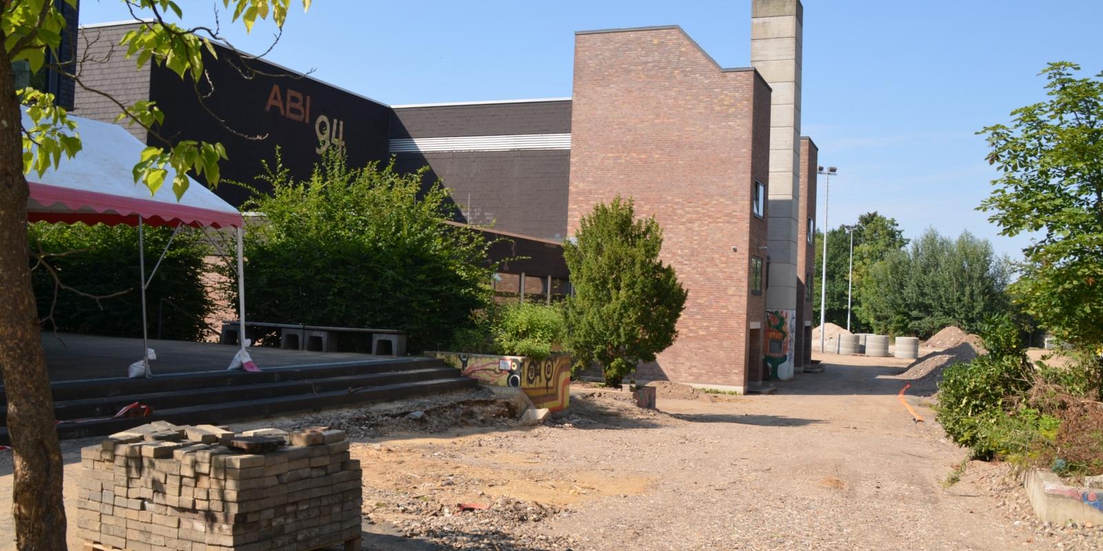 Wiederaufbau St. Angela Gymnasium in Bad Münstereifel Dokumentation der Auswirkungen der Flutkatastrophe am Erzbischöflichen St. Angela-Gymnasium in Bad Münstereifel. Schäden, Beginn der Aufräumarbeiten, Einsatz freiwilliger Helfer