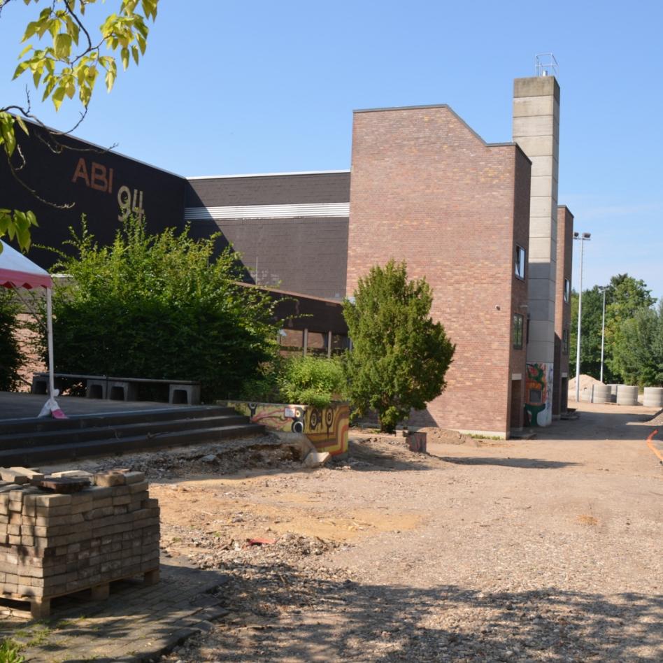 Dokumentation der Auswirkungen der Flutkatastrophe am Erzbischöflichen St. Angela-Gymnasium in Bad Münstereifel. Schäden, Beginn der Aufräumarbeiten, Einsatz freiwilliger Helfer