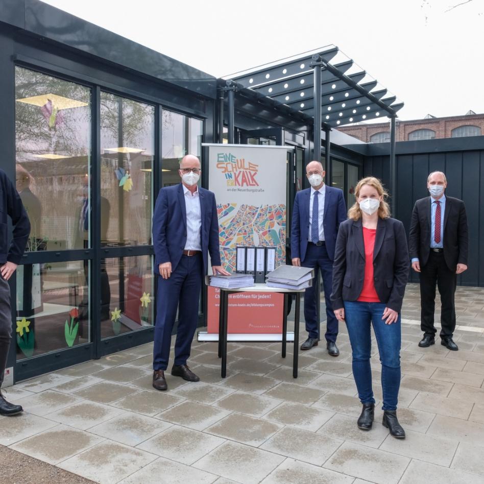 Am 19. April übergab das Projektteam des Erzbistums Köln gemeinsam mit dem Architekten Prof. Frank Hausmann den Bauantrag an Markus Greitemann, Dezernent für Stadtentwicklung, Planen, Bauen und Wirtschaft der Stadt Köln. Auf dem Foto von links nach rechts: Prof. Frank Hausmann, Hausmann Architekten; Markus Greitemann, Dezernent für Stadtentwicklung, Planen, Bauen und Wirtschaft der Stadt Köln. Das Projektteam des Erzbistums Köln: Dr. Martin Günnewig, Hauptabteilung Finanzen (bauliche Projektleitung); Charlotte Falkenhagen, Abteilung Bau; Achim Schmitz, Abteilung Bau; Thomas Pitsch, Hauptabteilung Schule/Hochschule (inhaltliche Projektleitung)