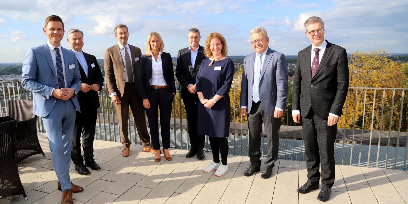 Gruppenfoto der Referenten und Diskussionsteilnehmer des DICO Talks: Compliance als Führungsaufgabe auch in der Kirche.  v.l.n.r.: Gordon Sobbeck, Finanzdirektor und Ökonom Erzbistum Köln Generalvikariat, Msgr. Dr. Markus Hofmann, Generalvikar des Erzbischofs von Köln, Prof. Dr. Björn Gercke, Rechtsanwalt, Kanzlei Gercke Wollschläger, Dr. Kerstin Stirner, Rechtsanwältin Kanzlei Gercke Wollschläger, Ralf Möllmann, Oberstaatsanwalt, Staatsanwaltschaft Düsseldorf, Dr. Ruth Schorn, Senior Vice President Corporate Compliance/ Data Protection KION GROUP AG, Stellvertretende Vorsitzende des Verwaltungsrates DICO e.V., Meinhard Remberg, Generalbevollmächtigter, SMS GmbH und Vorstandssprecher DICO e.V., Dr. Stefan Korta, Theologe und Kanonist, Anwalt für Kirchenrecht, Kanzlei für Kirchenrecht
