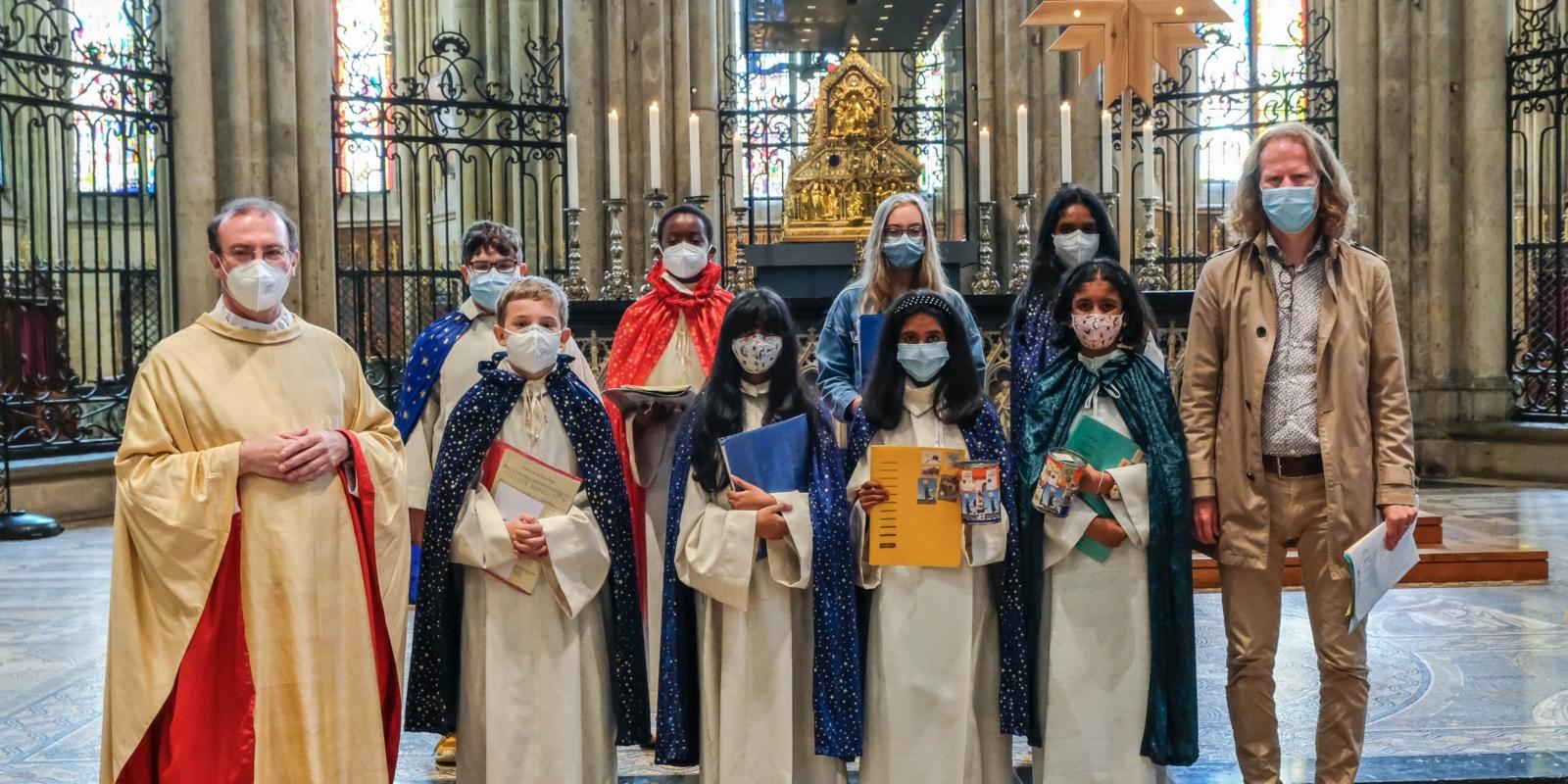 Die Sternsinger aus Wuppertal mit Domkapitular Weitz vor dem Dreikönigenschrein im Kölner Dom Der Übertragung der Reliquien der Heiligen Drei Könige nach Köln am 23. Juli 1164 wurde heute in einem Festgottesdienst im Kölner Dom gedacht. Mit dabei war auch eine Abordnung der Sternsinger aus St. Antonius in Wuppertal-Barmen. 'Die Könige laden uns immer wieder dazu ein, die Freude in unser Herz zu lassen, die sie in Christus gefunden haben', erinnerte Domkapitular Thomas Weitz zu Beginn der Feier. Zum Schluss gab es einen besonderen Segen mit dem Dreikönigs-Reliquiar.