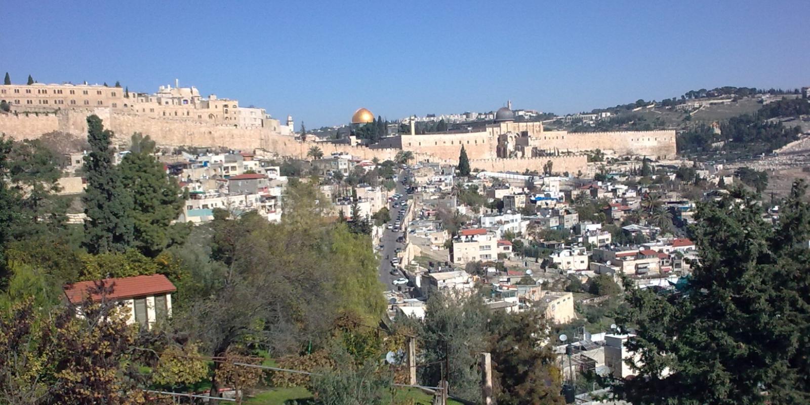 Heilige Stadt für Juden, Christen und Muslime  Jerusalem wird von Christen, Juden und Muslimen als heilige Stadt angesehen. Für alle drei abrahamitischen Religionen ist Jerusalem als Wirkungsstätte verschiedener Patriarchen, Propheten, Priester, Könige und Heiliger wie Abraham, Melchisedek, David, Salomon, Zacharias, Jesus von Nazaret und anderer bedeutend. Das statistische Jahrbuch von Jerusalem listet 1204 Synagogen, 158 Kirchen und 73 Moscheen im Stadtgebiet.[44] Orte, wie der Tempelberg, sind seit je umstritten und Ursache für Konflikte.  Seit dem 10. vorchristlichen Jahrhundert ist Jerusalem den Juden als Ort des zuerst unter König Salomo errichteten jüdischen Tempels heilig. Im Tanach wird die Stadt 632-mal erwähnt. Immer wieder steht Jerusalem im Mittelpunkt der Heils- und Gerichtsankündigungen des biblischen Gottes, so vor allem bei den Propheten Daniel, Jeremia, Jesaja, Ezechiel, Sacharja und den Psalmen. Ex-Bild-DB-ID: 14056