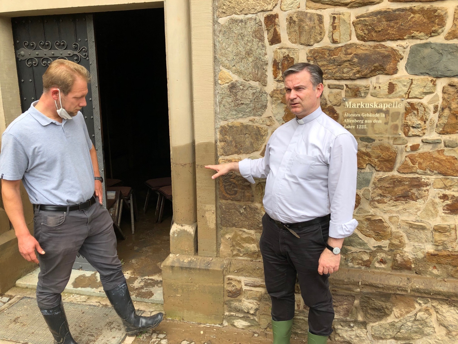 Generalvikar Dr. Markus Hofmann und Diözesanjugendseelsorger Tobias Schwaderlapp begutachten die Schäden in Altenberg, die das Unwetter verursacht hat.