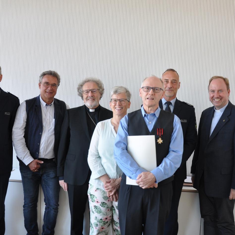 Im Beisein seiner ehemaligen Kollegen und seiner Frau Elke bekam Polizeihauptkommissar a. D. Burkhard Jahn den Silvesterorden von Weihbischof Rolf Steinhäuser (3. von links) überreicht. Stadtdechant Monsignore Robert Kleine (rechts) hielt die Laudatio.