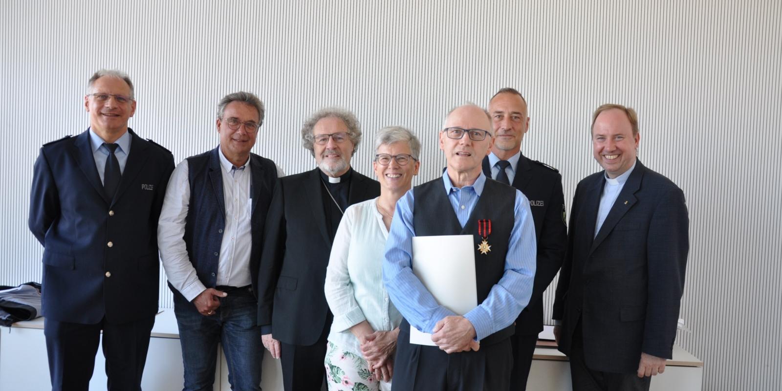 Im Beisein seiner ehemaligen Kollegen und seiner Frau Elke bekam Polizeihauptkommissar a. D. Burkhard Jahn den Silvesterorden von Weihbischof Rolf Steinhäuser (3. von links) überreicht. Stadtdechant Monsignore Robert Kleine (rechts) hielt die Laudatio.