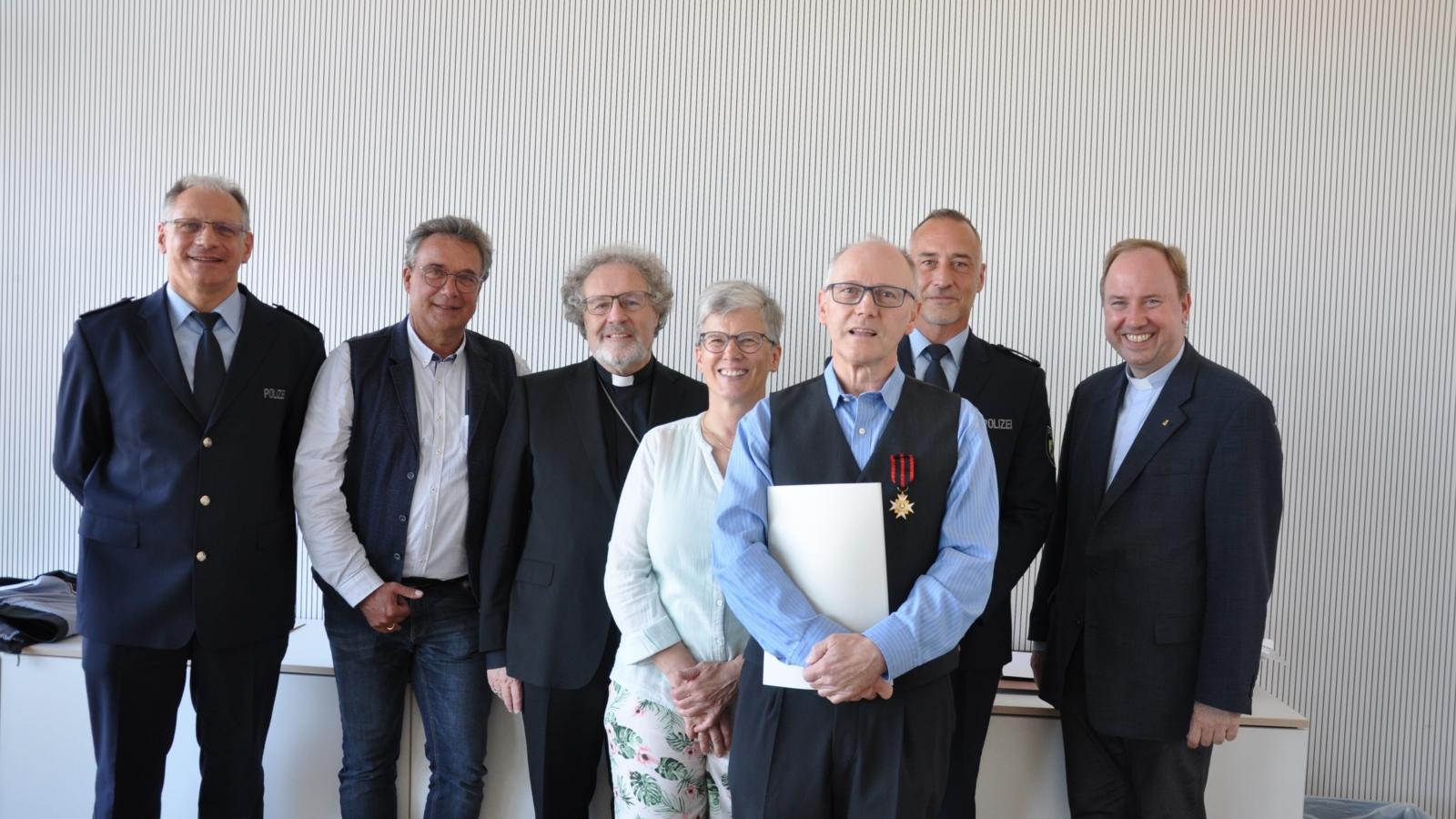 Im Beisein seiner ehemaligen Kollegen und seiner Frau Elke bekam Polizeihauptkommissar a. D. Burkhard Jahn den Silvesterorden von Weihbischof Rolf Steinhäuser (3. von links) überreicht. Stadtdechant Monsignore Robert Kleine (rechts) hielt die Laudatio.