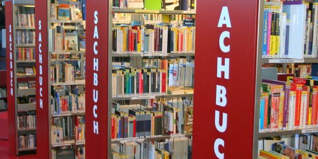 Symbolbild Bucherei Sachbücher, Bücher, Regal, Buchhandlung, Lernen, Medien, Bildung, Ausbildung, Weiterbildung, Massenmedien sind Kommunikationsmittel zur Verbreitung von Inhalten in der Öffentlichkeit, Medien für die Kommunikation mit einer großen Zahl von Menschen. Zu den Massenmedien zählen sowohl die klassischen gedruckten Medien (heute speziell Printmedien genannt, z. B. Zeitungen, Zeitschriften, Plakate, Flugblätter) als auch elektronische Medien (z. B. Rundfunk und Online-Dienste). Bücherei meist eine kleinere Bibliothek, in der Bücher etc-ausgeliehen werden können, Dienstleistung, Ex-Bild-DB-ID: 8158