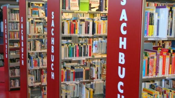 Sachbücher, Bücher, Regal, Buchhandlung, Lernen, Medien, Bildung, Ausbildung, Weiterbildung,  Massenmedien sind Kommunikationsmittel zur Verbreitung von Inhalten in der Öffentlichkeit, Medien für die Kommunikation mit einer großen Zahl von Menschen.   Zu den Massenmedien zählen sowohl die klassischen gedruckten Medien (heute speziell Printmedien genannt, z. B. Zeitungen, Zeitschriften, Plakate, Flugblätter) als auch elektronische Medien (z. B. Rundfunk und Online-Dienste).   Bücherei meist eine kleinere Bibliothek, in der Bücher etc-ausgeliehen werden können, Dienstleistung, Ex-Bild-DB-ID: 8158