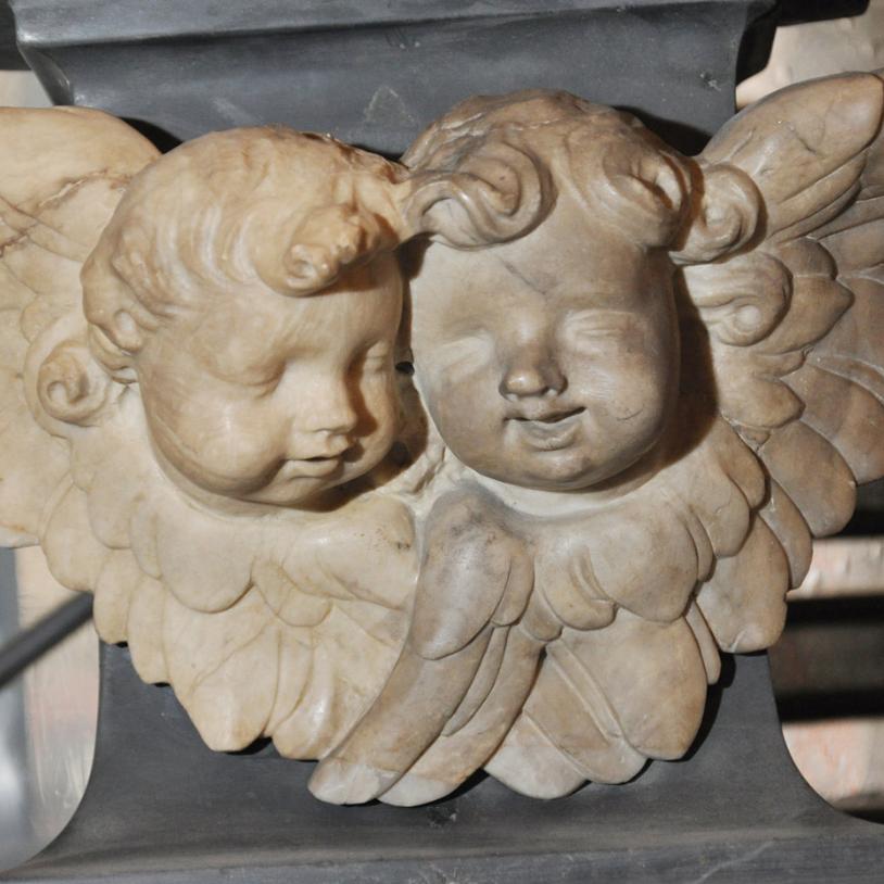 Zwei barocke Engel aus Alabaster im Bonner Münster. Der linke Engel wurde bereits mit modernster Lasertechnik gereinigt.