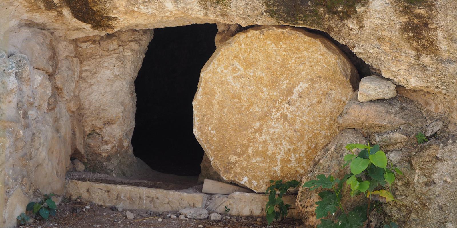 Der Stein wurde von Eingang des Grabes weggewälzt