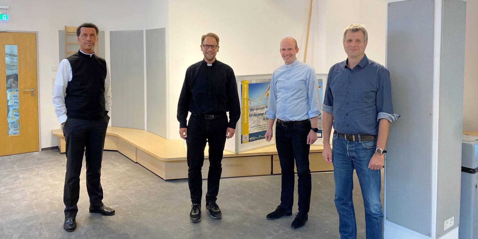 Das jugendpastorale Zentrum zieht von der Altstadt in den ehemaligen Münsterladen. Auf dem Fotos stehen v.l.n.r. Dr. Wolfgang Picken, Pfr. Dr. Tobias Schwaderlapp, Kaplan Dr. Christian Jasper, Rainer Braun-Paffhausen