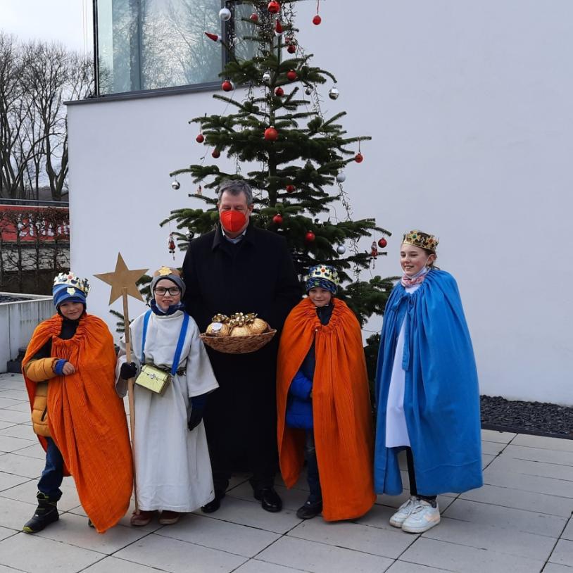 Eine Gruppe von Sternsingern der Pfarrei St. Stephan in Köln-Lindenthal hat dem Fußballverein 1. FC Köln am 5. Januar 2021 den Segen gebracht.