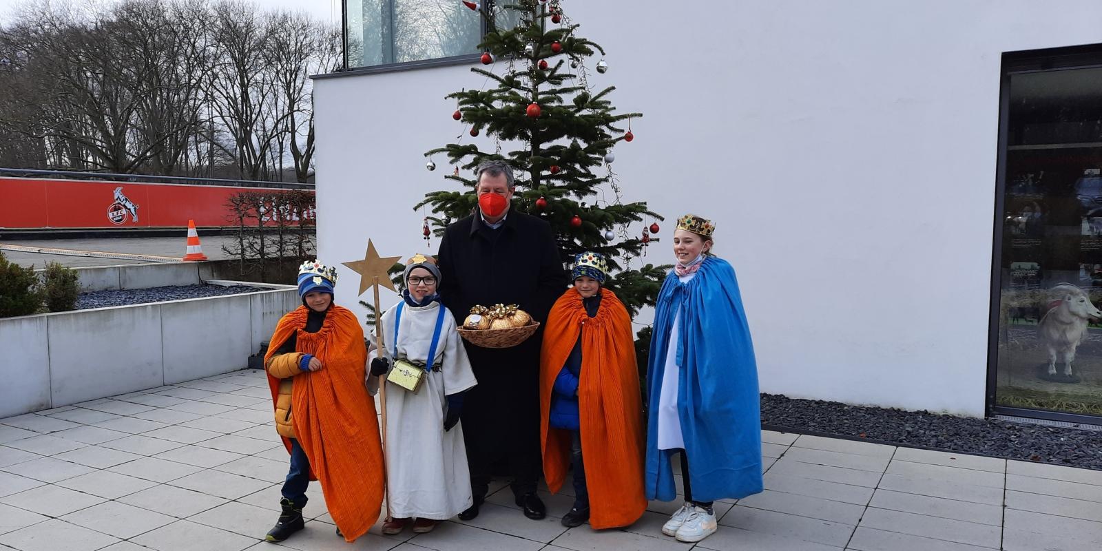 Eine Gruppe von Sternsingern der Pfarrei St. Stephan in Köln-Lindenthal hat dem Fußballverein 1. FC Köln am 5. Januar 2021 den Segen gebracht.
