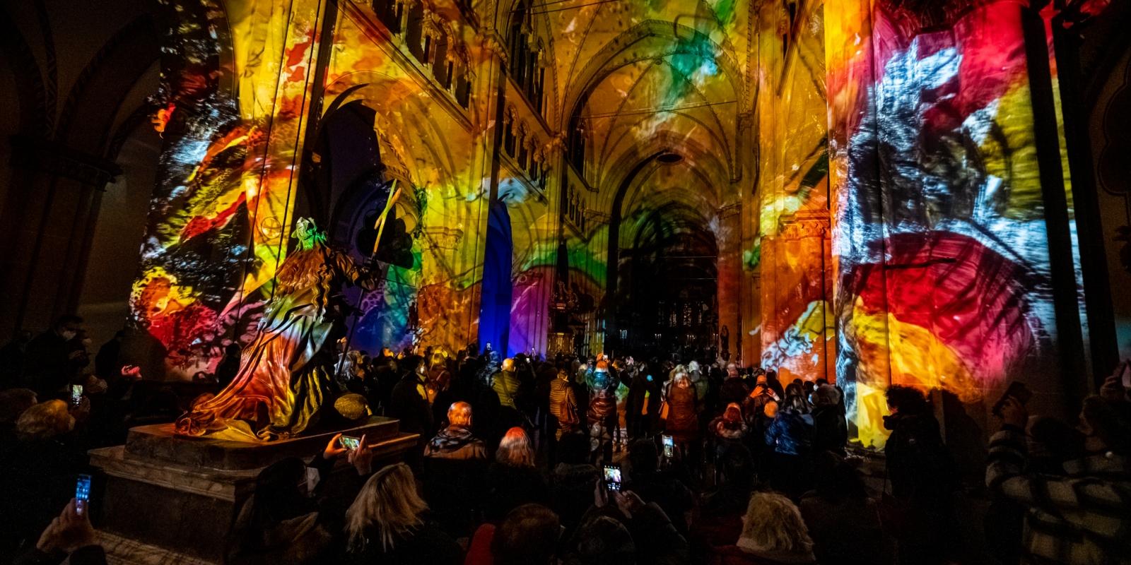 Lichtinstallation „Es werde Licht“  im Bonner Münster vom 17. bis 19. Februar 2022. Die Installation nimmt Bezug auf die Apsisfenster der Basilika mit ihrer Schöpfungssymbolik.