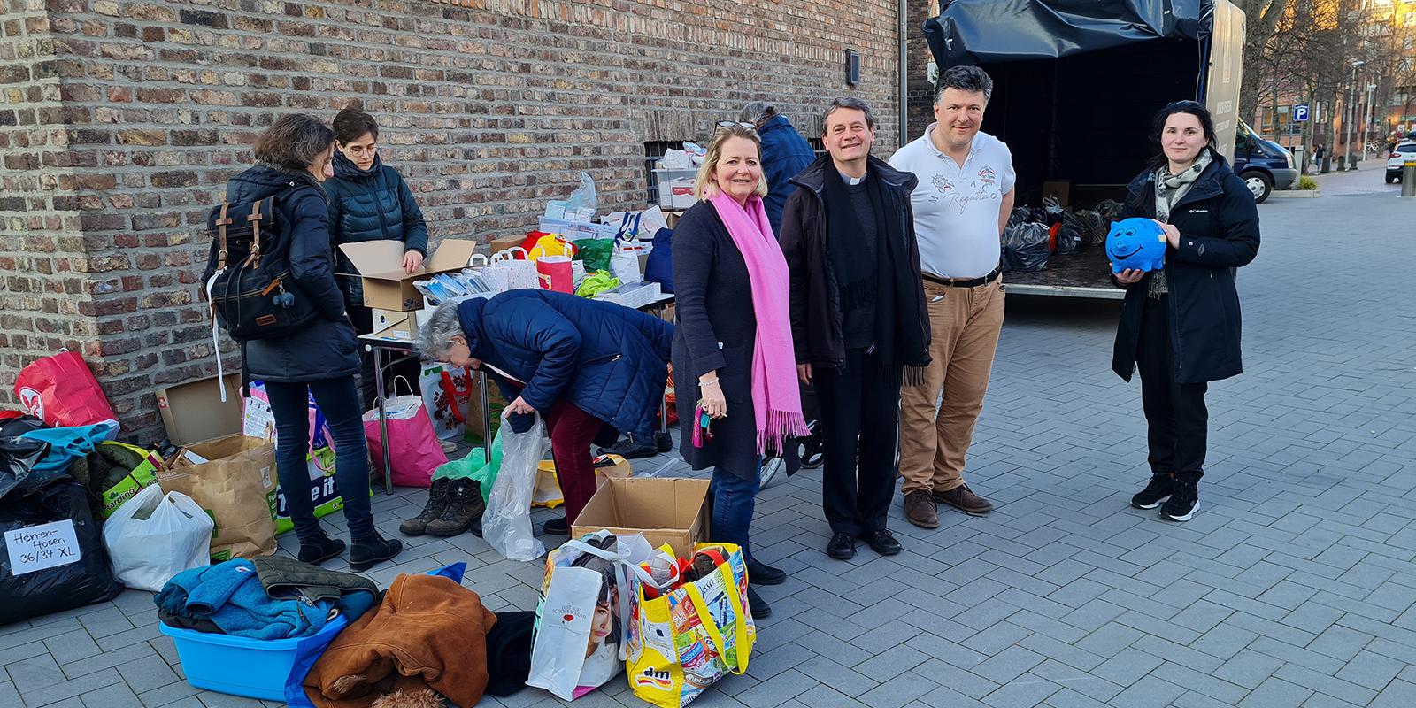 Alice von Spee, Pater Gianluca Carlin und Helfer sammeln Spenden für die Ukraine.