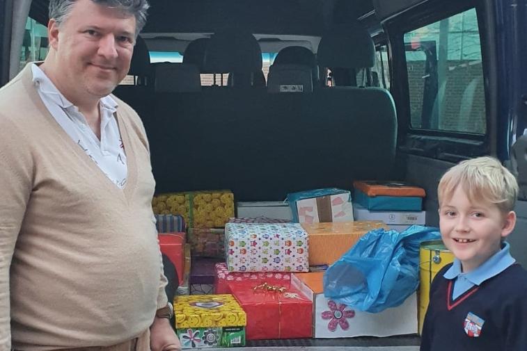 Stefan Mironjuk sammelt Geschenke von deutschen Kindern für ukrainische Kinder.