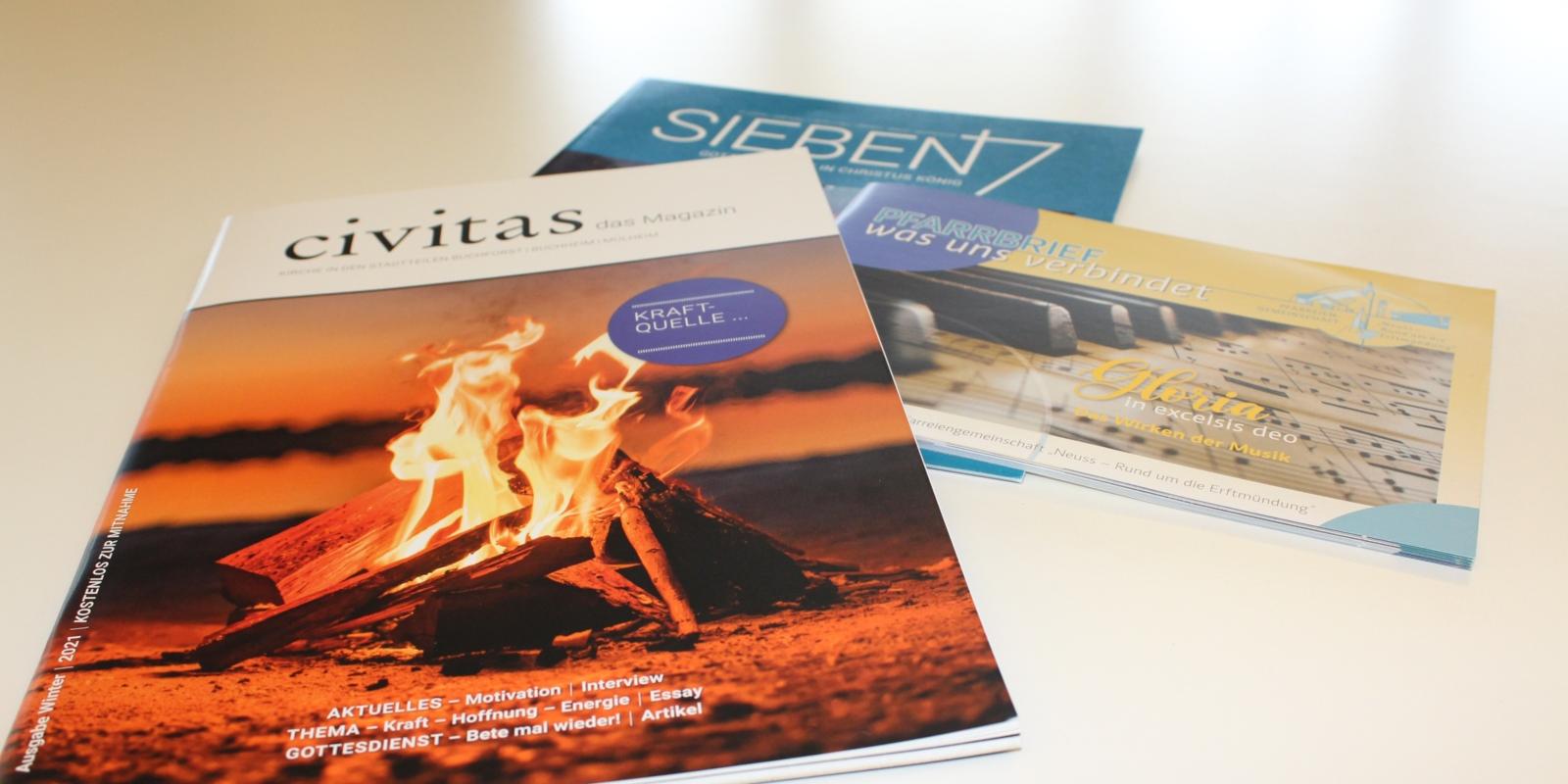 Die Preisträger des Pfarrbrief-Wettbewerbs 2021. Platz 1: Das Magazin CIVITAS der katholischen Kirchengemeinde St. Clemens und Mauritius. Platz 2: Der PFARRBRIEF – was uns verbindet der Pfarreiengemeinschaft Neuss – Rund um die Erftmündung. Platz 3: Das Magazin SIEBEN der Katholischen Kirchengemeinde Christus König.