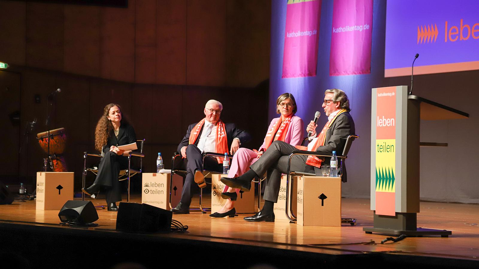 Diskussion auf dem Katholikentag mit Bundespräsident Steinmeier zum Thema 'Herausforderungen begegnen'.