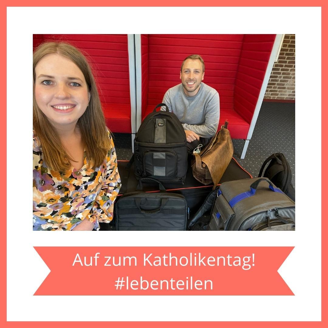 Dagmara und Markus treffen letzte Vorbereitungen, bevor es zum Katholikentag nach Stuttgart geht.