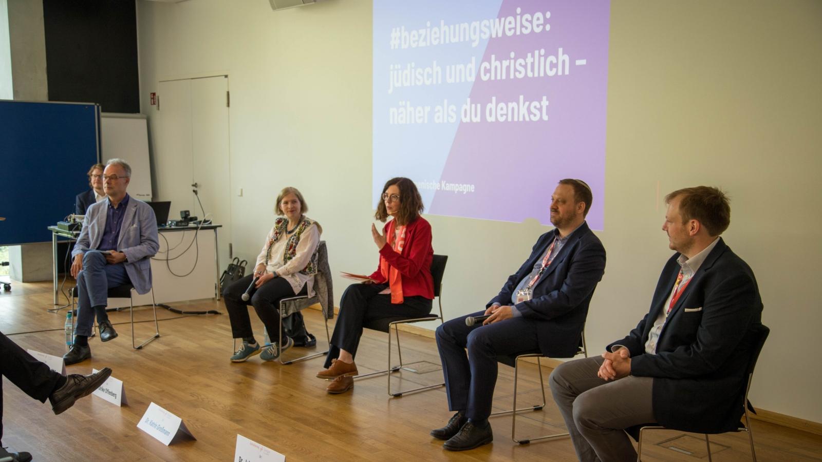 v.l.n.r.: Pfarrer Dr. Andreas Goetze, Landeskirchlicher Pfarrer
für den interreligiösen Dialog der Evangelischen Kirche Berlin-Brandenburg-schlesische Oberlausitz, Dr. Ulrike Offenberg, Rabbinerin der liberalen jüdischen Gemeinde Hameln, Dr. Katrin Großmann, Geschäftsführerin des jüdisch-christlichen Gesprächskreises beim Zentralkomittee der deutschen Katholiken, Dr. Jehoschua Ahrens, Rabinner aus Darmstadt, Thomas Frings, Referent für den interreligiösen Dialog im Erzbistum Köln