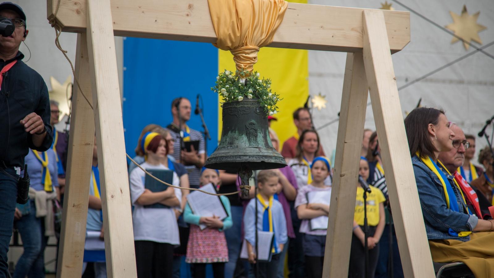 Die Glocke wurde 11 Mal geläutet. Ein Glockenschlag für eine Woche Krieg in der Ukraine.