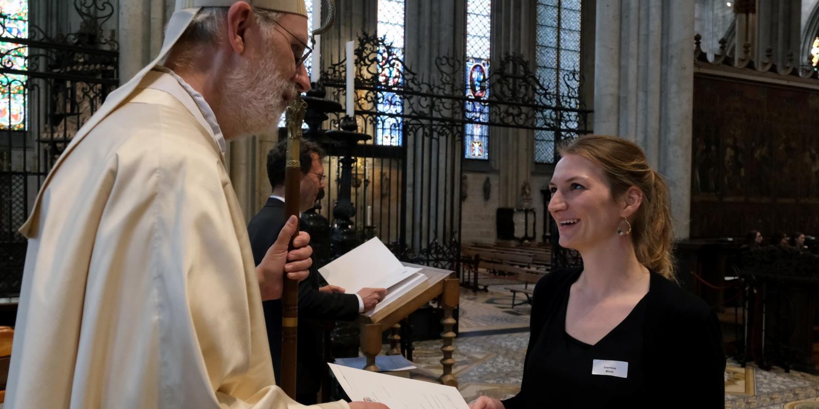 57 Religionslehrerinnen und Religionslehrer haben im Rahmen eines feierlichen Gottesdienstes im Kölner Dom am Freitag, 3. Juni, von Weihbischof Ansgar Puff ihre kirchliche Bevollmächtigung, die sogenannte 'Missio Canonica' erhalten.