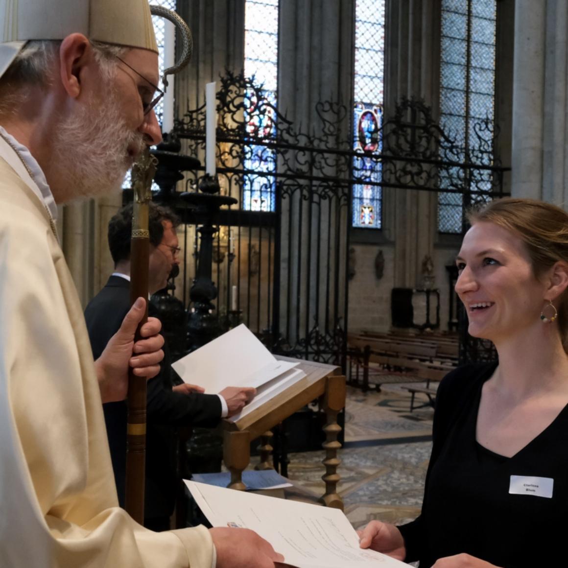 57 Religionslehrerinnen und Religionslehrer haben im Rahmen eines feierlichen Gottesdienstes im Kölner Dom am Freitag, 3. Juni, von Weihbischof Ansgar Puff ihre kirchliche Bevollmächtigung, die sogenannte 'Missio Canonica' erhalten.