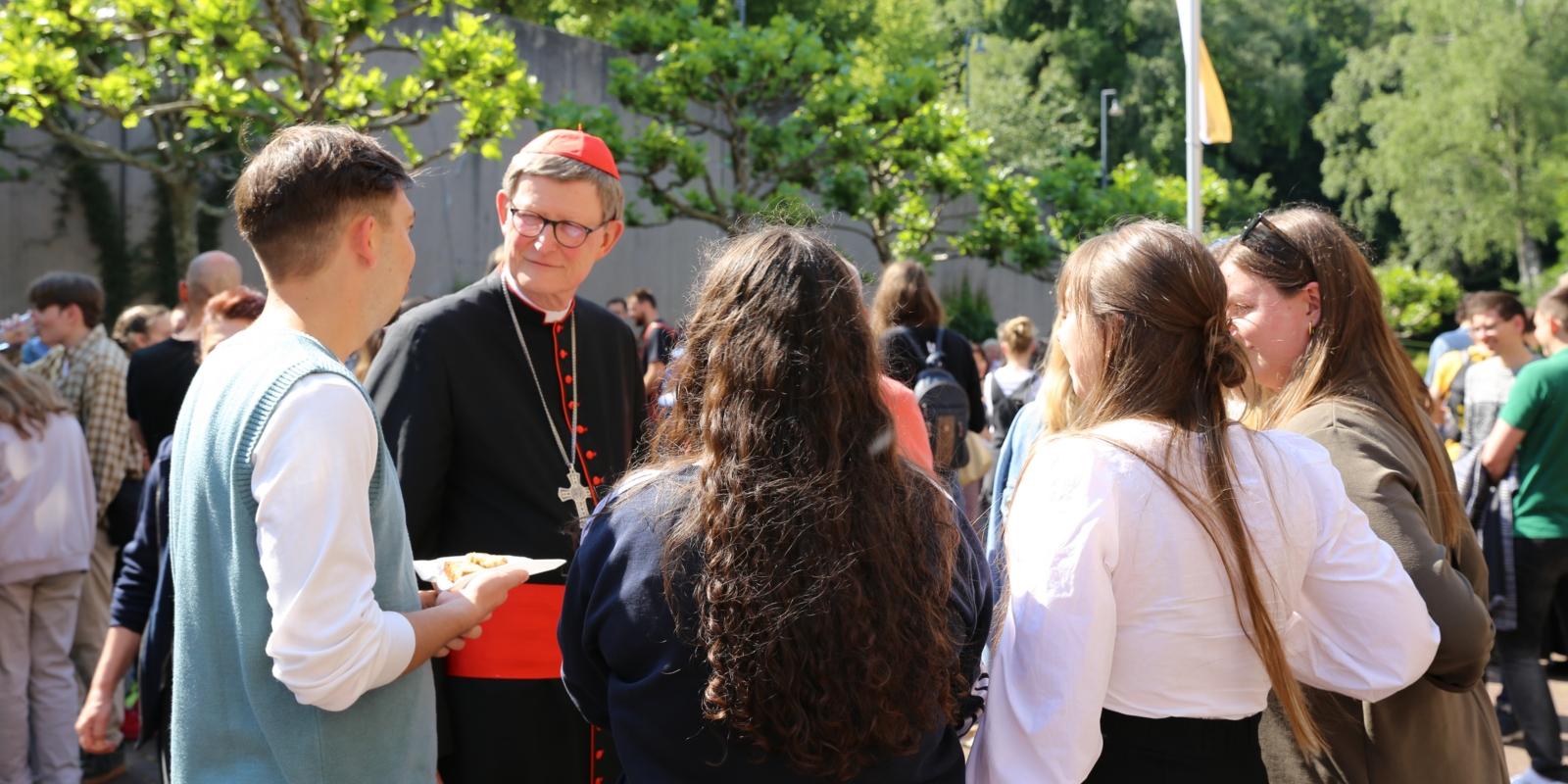 Jugendliche im Gespräch mit Kardinal Woelki